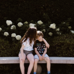 deux enfants assis sur un banc