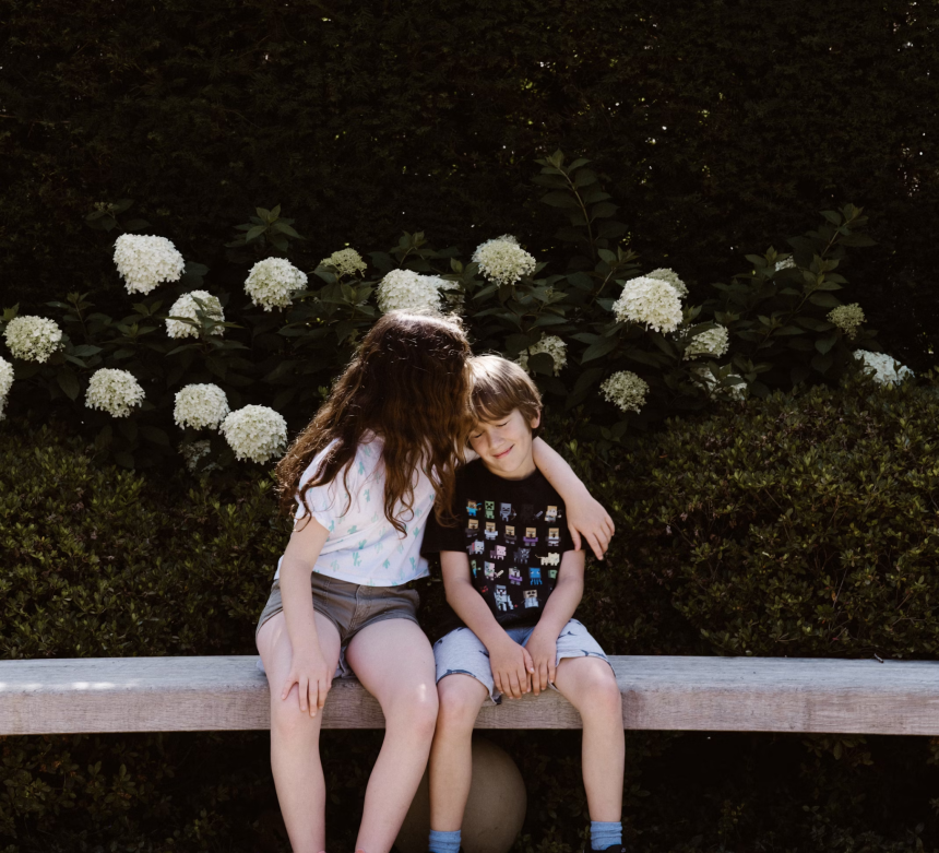 deux enfants assis sur un banc